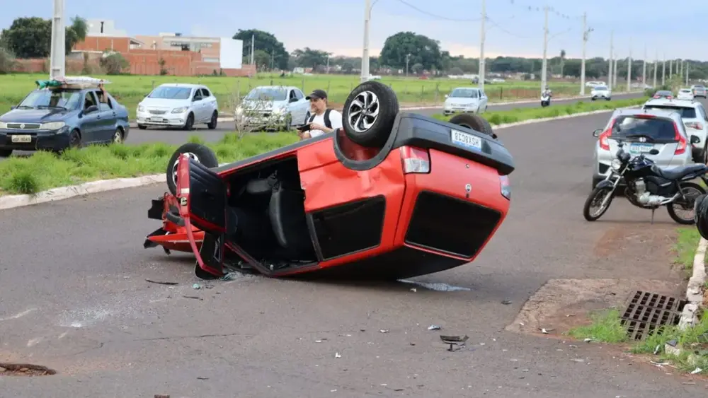 Acidente entre Uno e Gol deixa carros danificados na Vila Sobrinho
