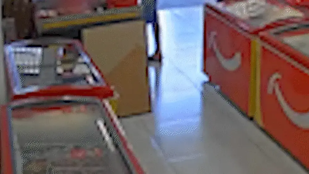 Atendente enfrenta ladrão de sorvete: 'Você é louco?
