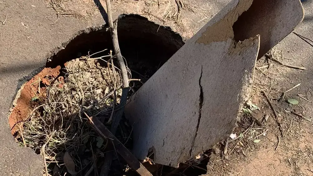 Caminhão fica preso em buraco e moradores cobram reparo há 6 meses