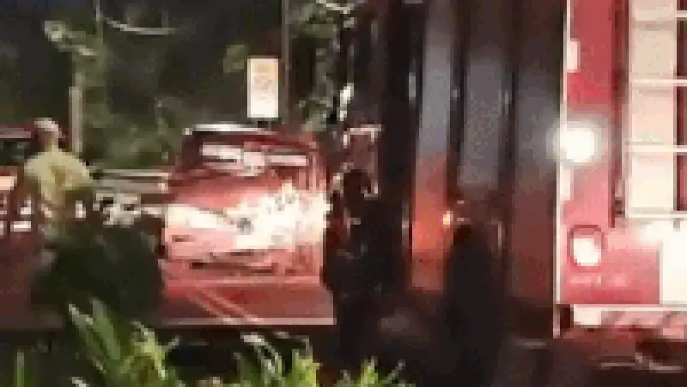Caminhão tomba após acidente com F-1000 e trava trânsito na Av. Heráclito