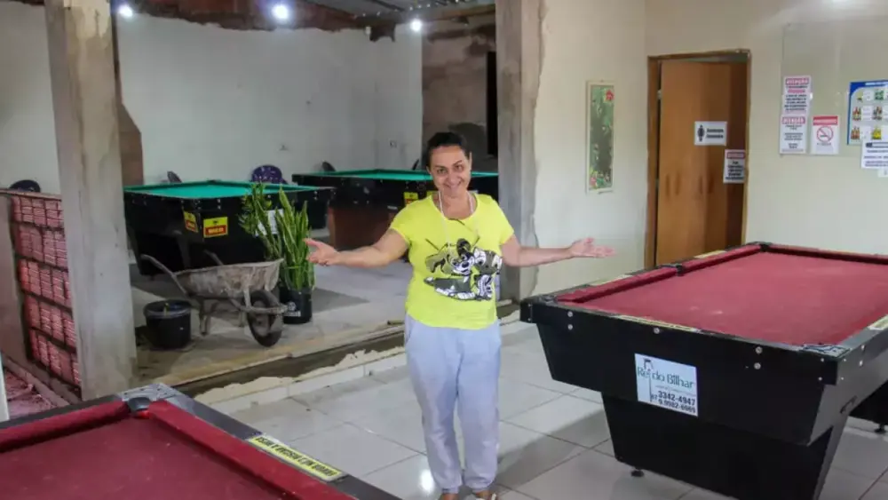 Cozinheira vende carro e transforma varanda em bar de sinuca