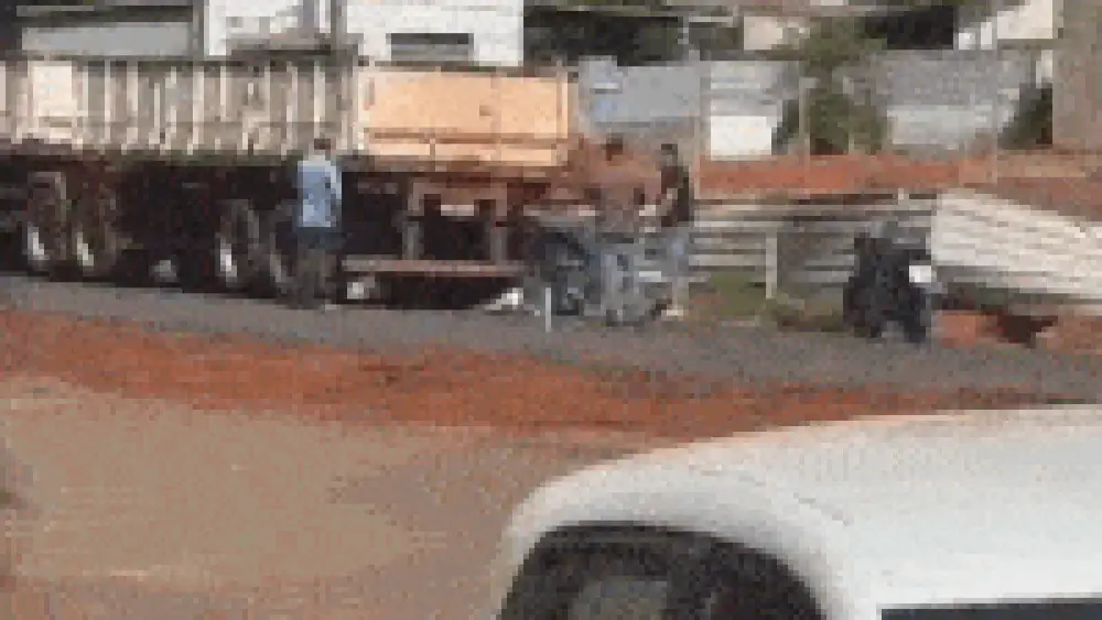 Homem foge da polícia e se esconde embaixo de caminhão em Ribas do Rio Pardo