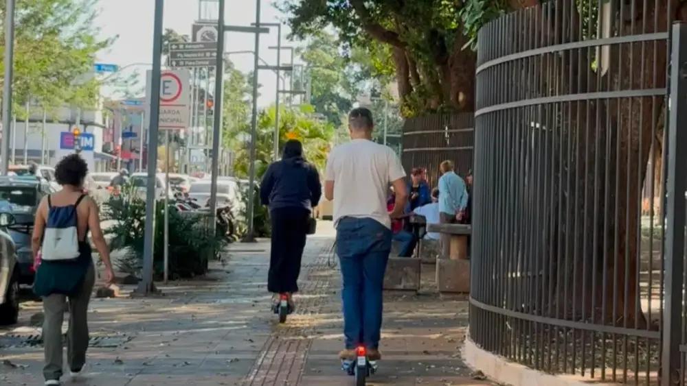 Moradores testam patinetes elétricos e aprovam: "Muito prático