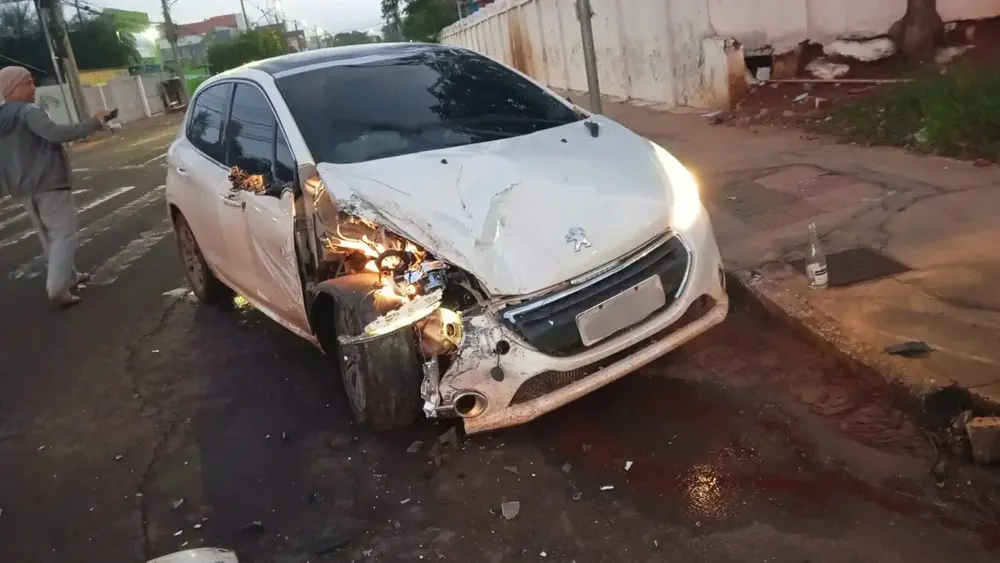 Motorista bate carro em carreta e foge em Campo Grande