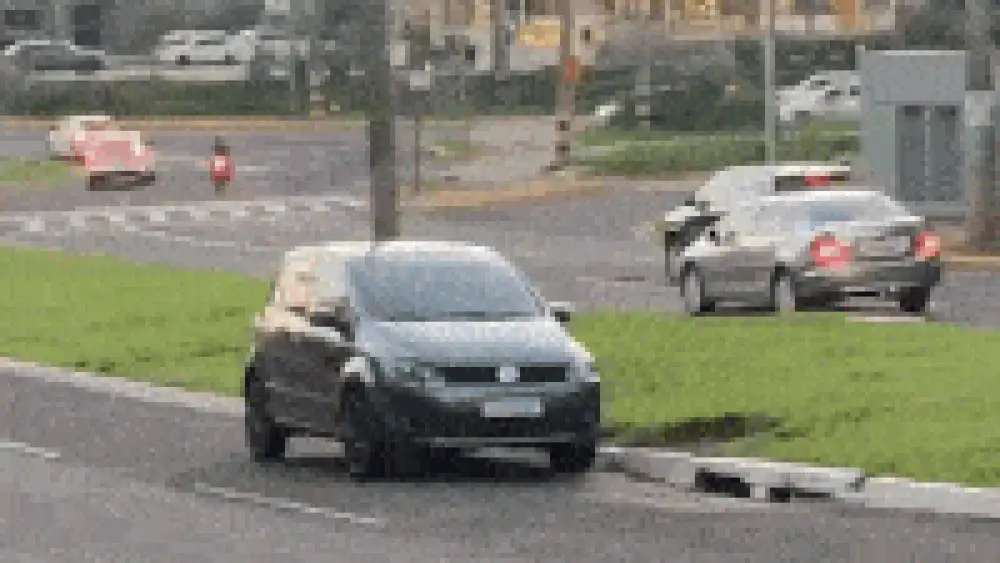 Motorista estaciona em canteiro da Av. Mato Grosso e viraliza