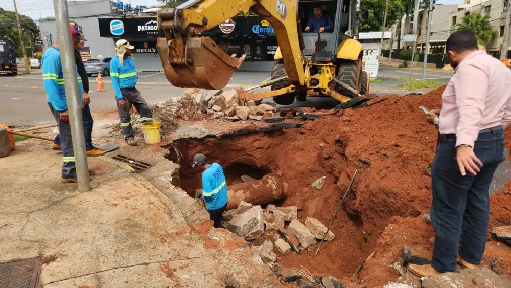 Obra em tubulação interdita trecho da Rua Joaquim Murtinho
