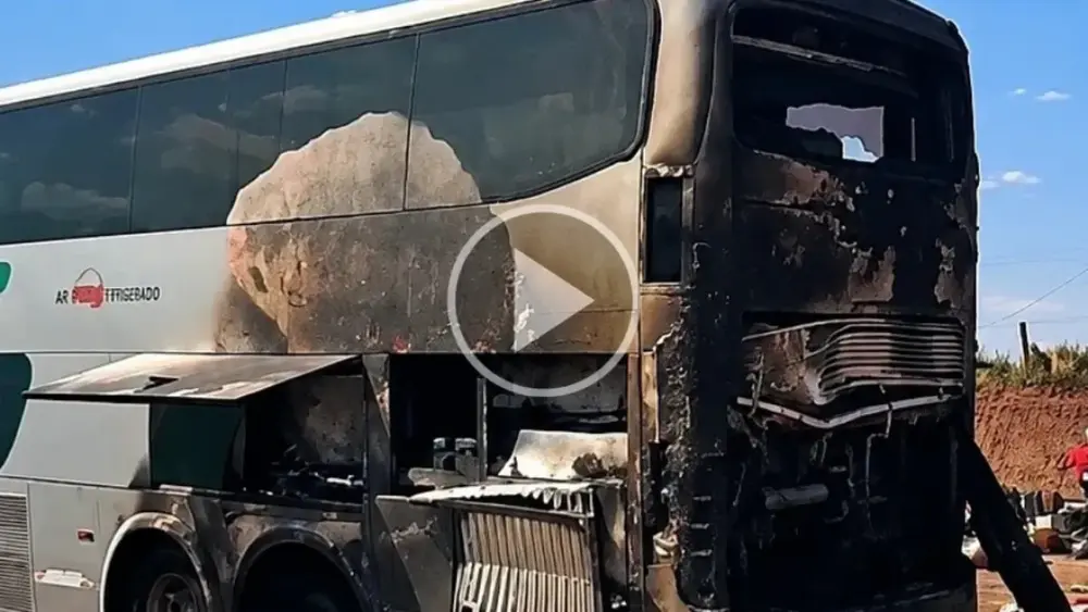 Ônibus pega fogo na BR-163 em Jaraguari e traseira fica destruída