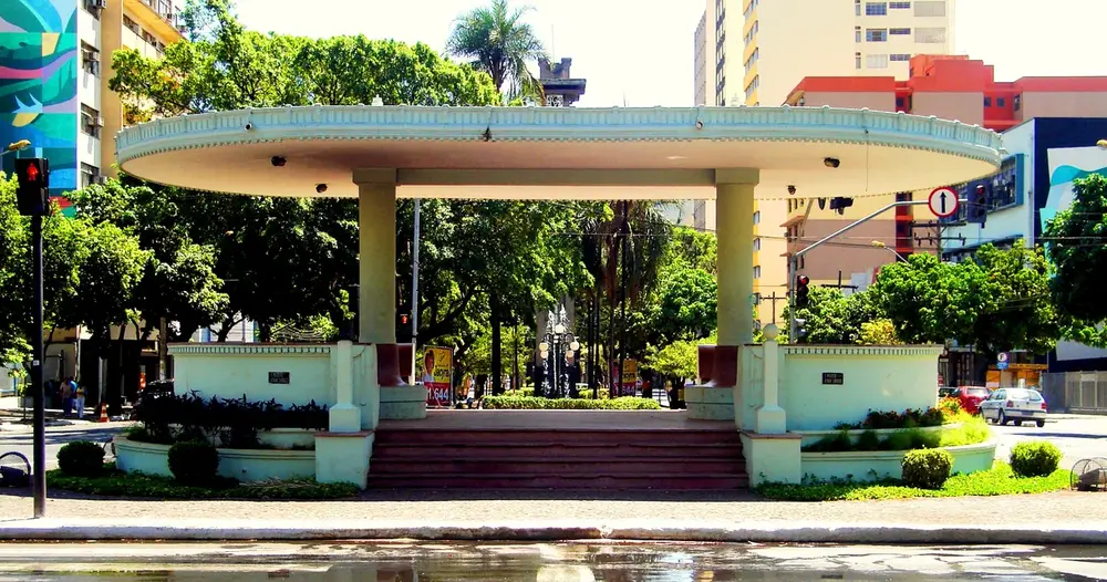 Coreto da Praça Cívica em Goiânia com prédios ao fundo