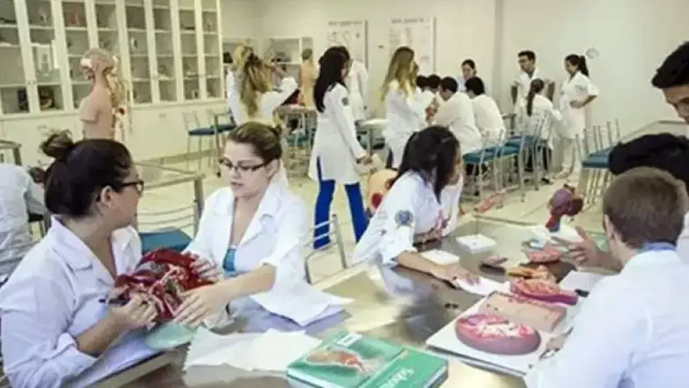 Projeto suspende novos cursos de medicina por 5 anos
