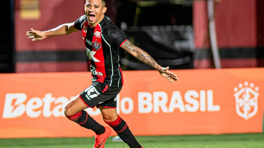 Vitória goleia Athletico-PR, vira jogo e avança às quartas da Copa do Brasil