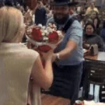Cantor faz serenata para esposa em praça de alimentação