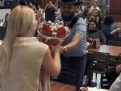 Cantor faz serenata para esposa em praça de alimentação