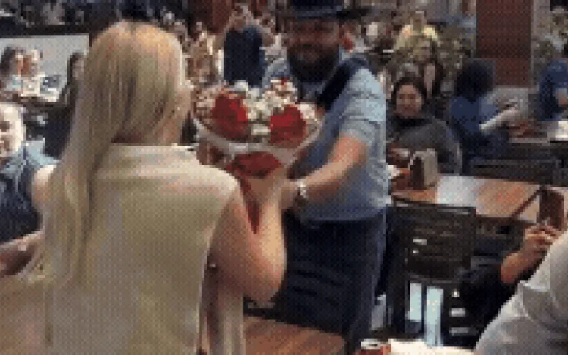 Cantor faz serenata para esposa em praça de alimentação
