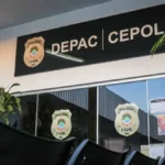 Criança de 6 anos é encontrada sozinha em casa; pais foram comprar pizza