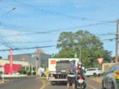 Motociclista reboca jovem de patins em via de Campo Grande