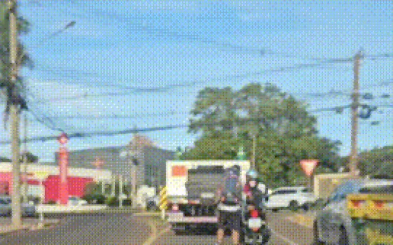 Motociclista reboca jovem de patins em via de Campo Grande