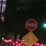 Falha em semáforo deixa dois sinais verdes no horário de pico