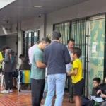 Chuva e jogo do Brasil não param crianças em troca de figurinhas