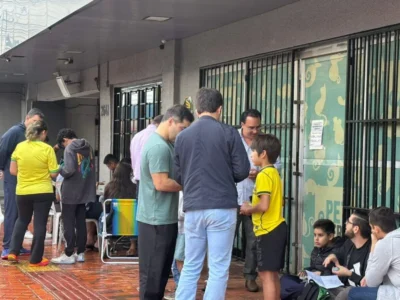 Chuva e jogo do Brasil não param crianças em troca de figurinhas
