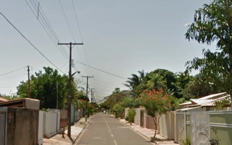 Rapaz invade casa de idosa, resiste à prisão e ameaça policiais