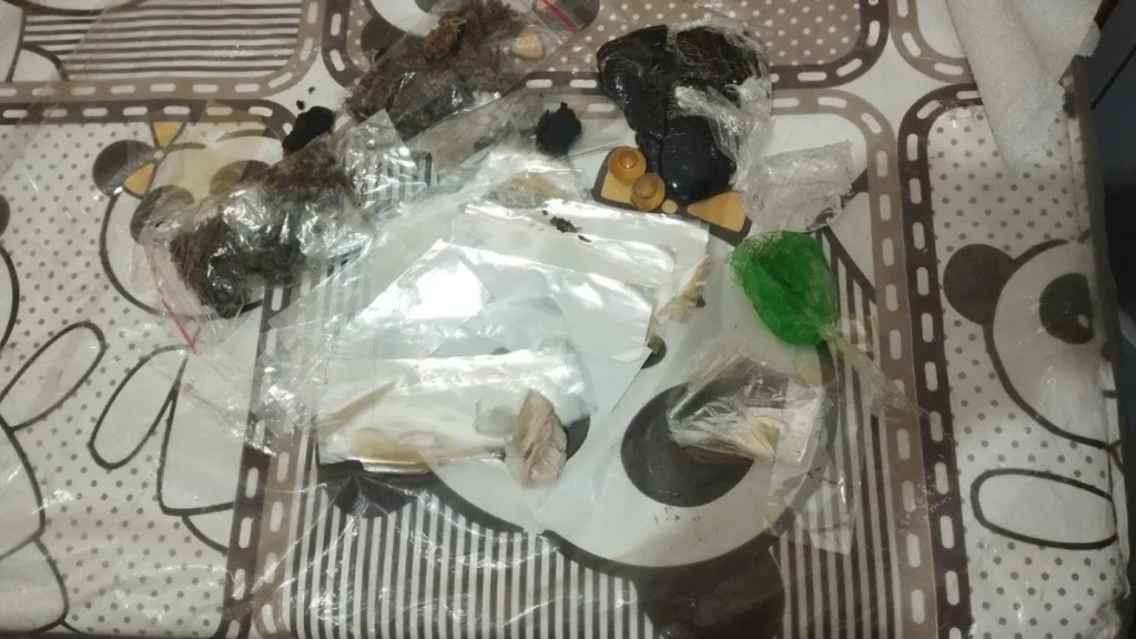 Mulher presa ao tentar entrar com drogas no sutiã em presídio