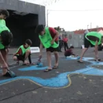 Crianças pintam rua da Cidade da Copa para resgatar tradição
