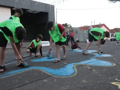 Crianças pintam rua da Cidade da Copa para resgatar tradição