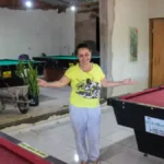 Cozinheira vende carro e transforma varanda em bar de sinuca