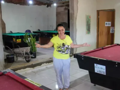 Cozinheira vende carro e transforma varanda em bar de sinuca