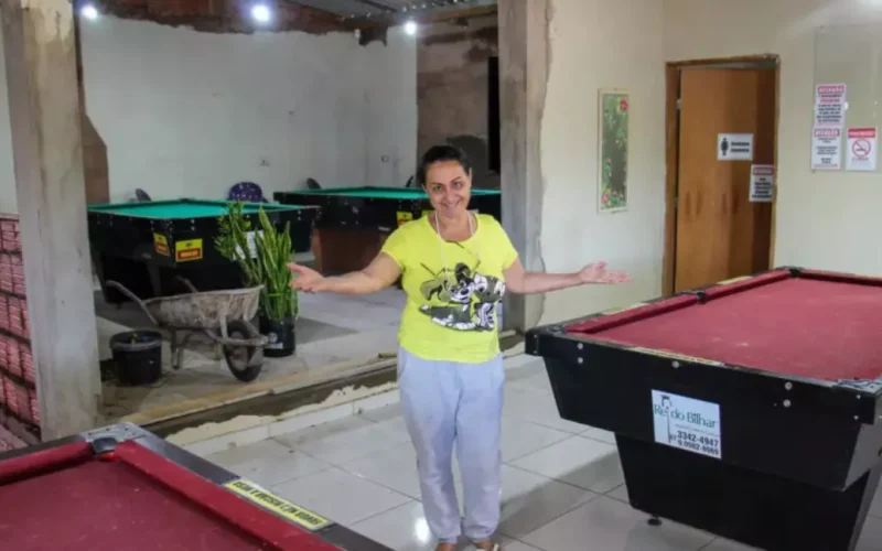 Cozinheira vende carro e transforma varanda em bar de sinuca